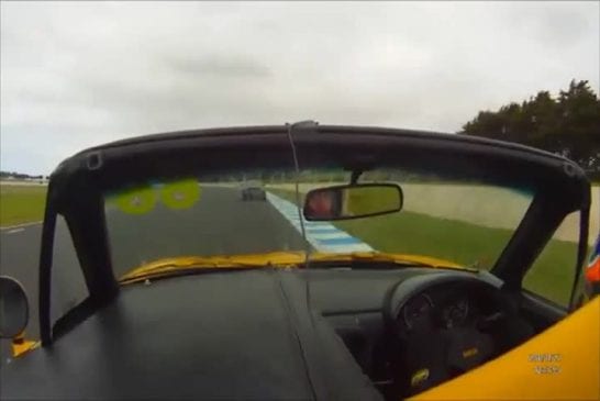 Dépassé à toute vitesse durant une course