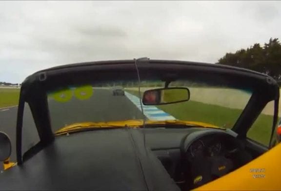 Dépassé à toute vitesse durant une course