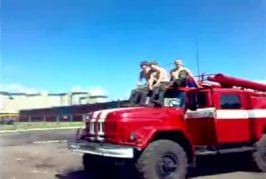 Blague pulvérisation avec un camion de pompier