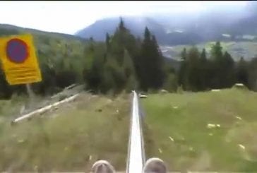 Descendre une montagne sur un train sans frein