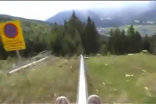 Descendre une montagne sur un train sans frein