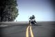 Combat entre moto et voiture de flic en drift