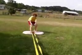 Faire du surf sur une pelouse