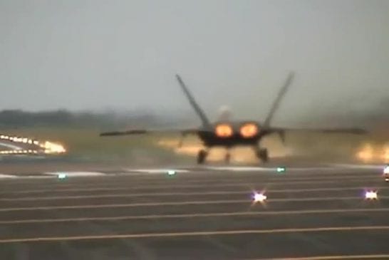 F-22 Raptor ascension verticale