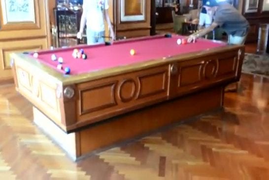 Jouer au billard sur un bateau