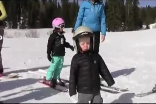 Enfant s’endort debout