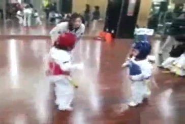 Enfants de 5 ans font du taekwondo