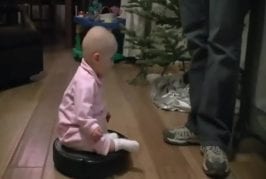 Promenades de bébé sur un aspirateur