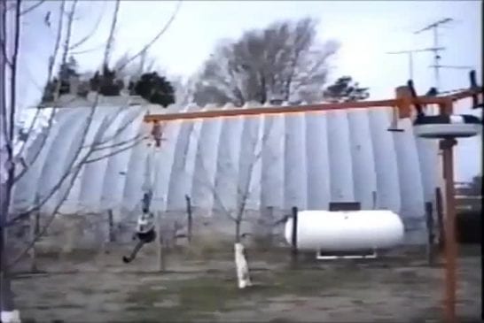 Carrousel sur une grue actionnée par un souffleur de feuilles