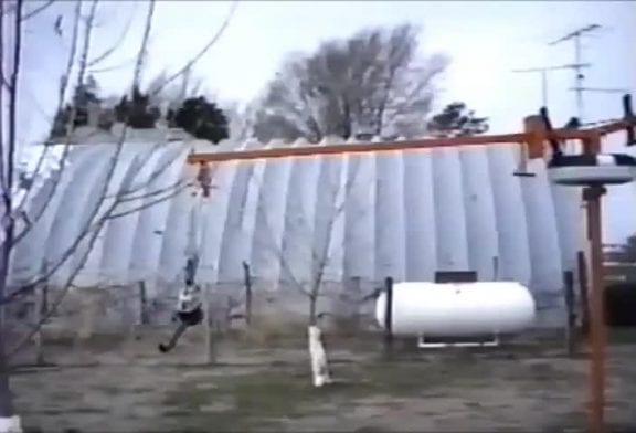 Carrousel sur une grue actionnée par un souffleur de feuilles