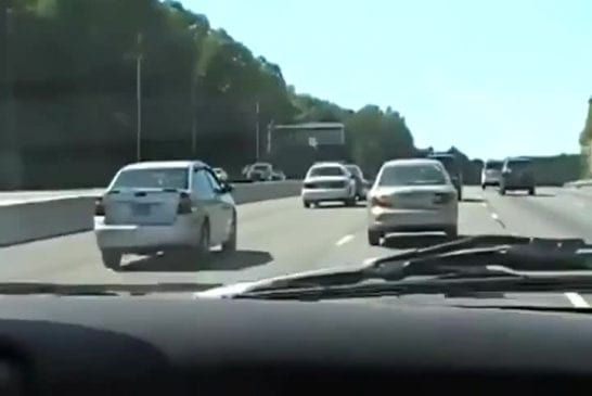 Voiture de flic fait une petite touchette sur l'autoroute