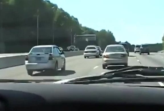 Voiture de flic fait une petite touchette sur l'autoroute