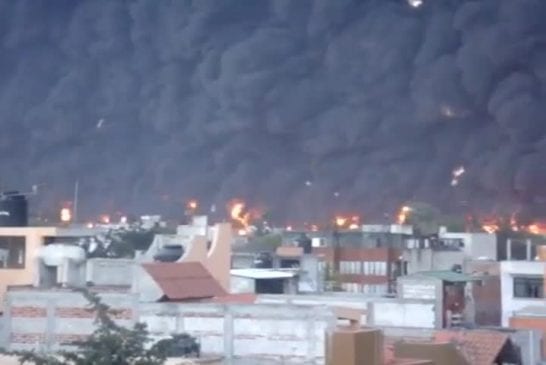 Mur de fumée lors d’un incendie d’un oléoduc au Mexique