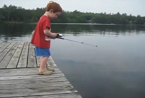 Garçon attrape des poissons en un temps record