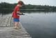 Garçon attrape des poissons en un temps record
