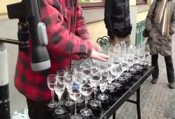 Artiste de rue jouant hallelujah sur les verres en cristal