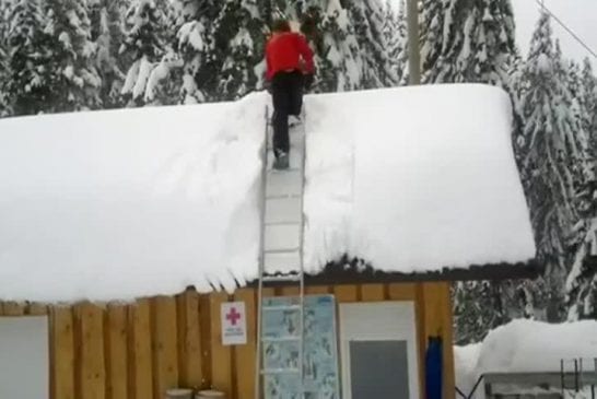 Enlèvement de la neige sur le toit