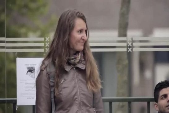 Fou rire contagieux à un arrêt de tram