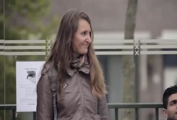 Fou rire contagieux à un arrêt de tram