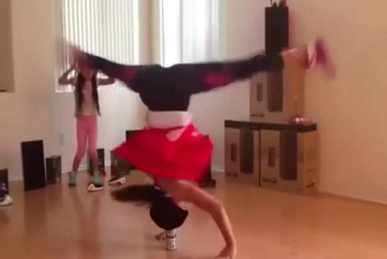Fille tourne la tête posée sur une canette de coca