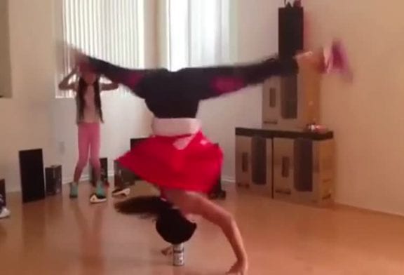 Fille tourne la tête posée sur une canette de coca