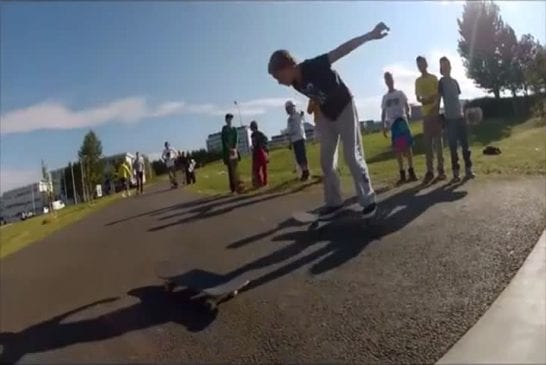 Backflip sur une planche à roulettes