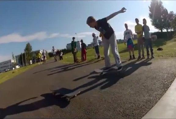 Backflip sur une planche à roulettes