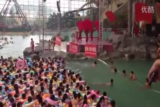 Piscine incroyablement bondée en Chine