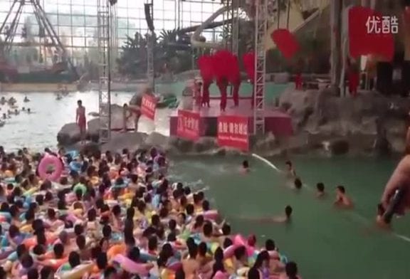 Piscine incroyablement bondée en Chine