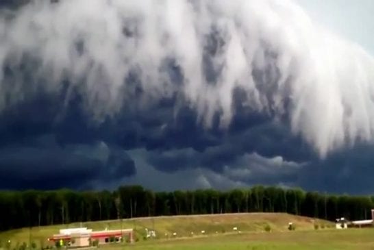 Incroyable tempête arrive sur la ville
