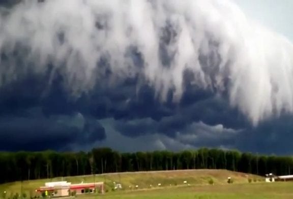 Incroyable tempête arrive sur la ville