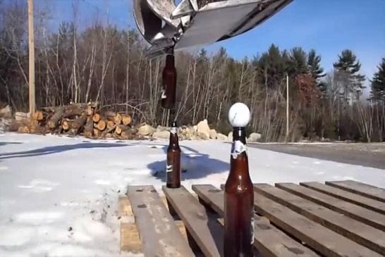 Décapsuler une bouteille de bière avec une pelleteuse