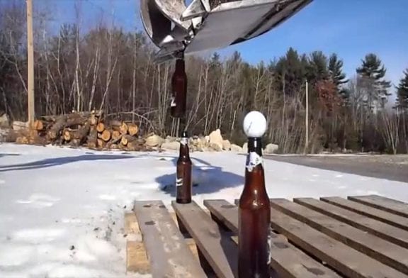 Décapsuler une bouteille de bière avec une pelleteuse