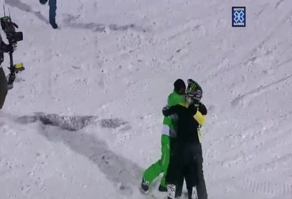 Première front flip en moto neige