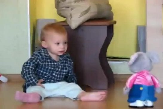 Enfant terrifié par une peluche souris