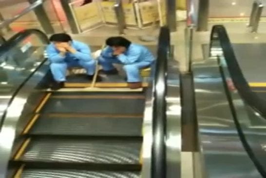 Nettoyage insolite d’escalator