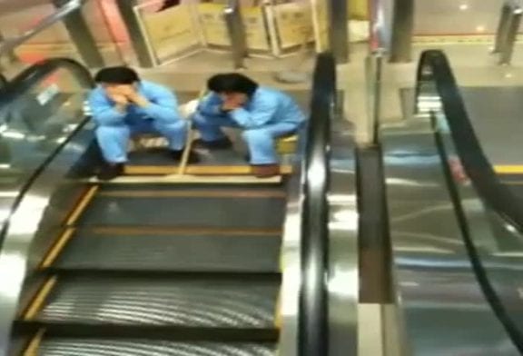 Nettoyage insolite d’escalator