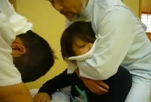 Technique japonaise pour craquer un dos