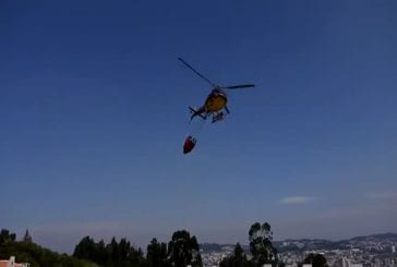 Hélicoptère de lutte contre les incendies vide une piscine