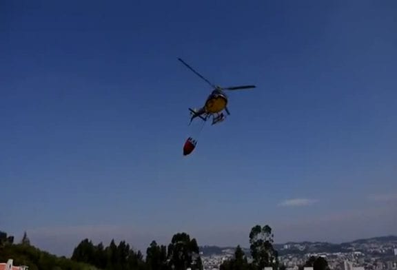 Hélicoptère de lutte contre les incendies vide une piscine