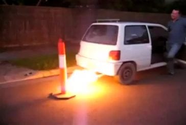 Lance-flammes dans une voiture Daihatzu Mira