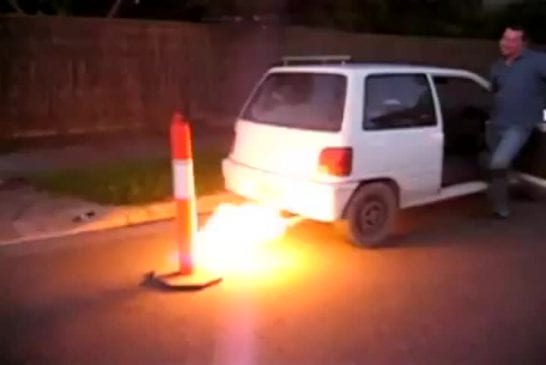 Lance-flammes dans une voiture Daihatzu Mira