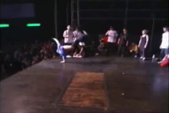Breakdancer tombe hors de la scène