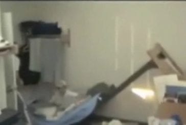 Coup de pied détruit un lit superposé