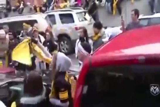 Mec bourré détruit le pare-brise d'une voiture