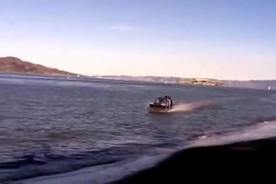 Aéroglisseur de retour vers le future