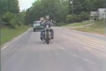 Chien fait de la moto avec son maitre