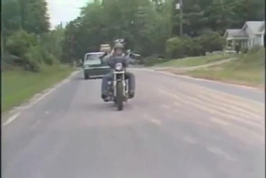 Chien fait de la moto avec son maitre