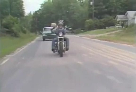 Chien fait de la moto avec son maitre