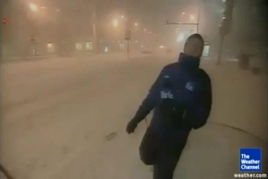 Météorologue sous une tempête de neige